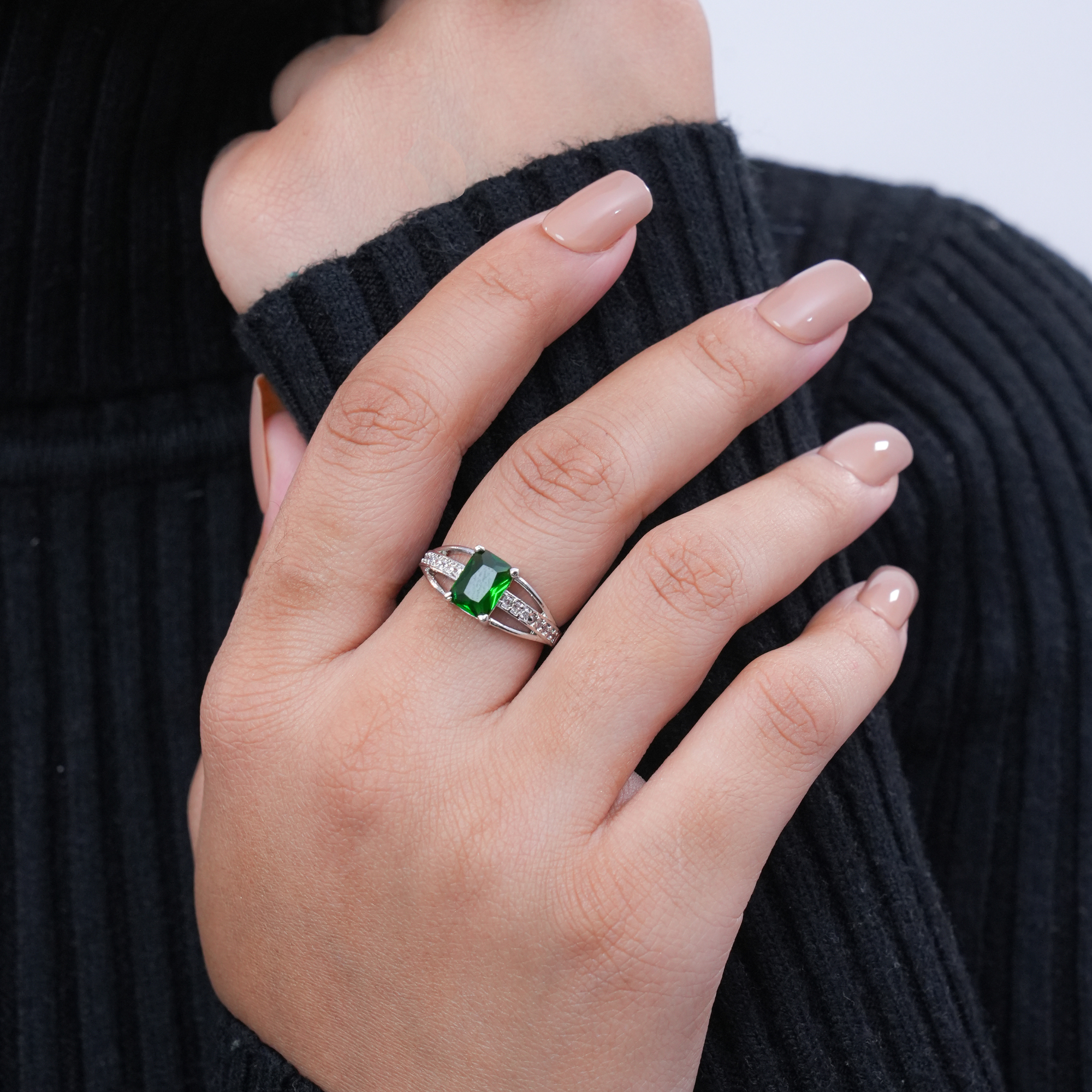 Elegant Emerald Green Princess-Cut Ring – Silver-Tone Band with Sparkling Accents