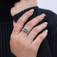 Elegant Emerald Green Princess-Cut Ring – Silver-Tone Band with Sparkling Accents