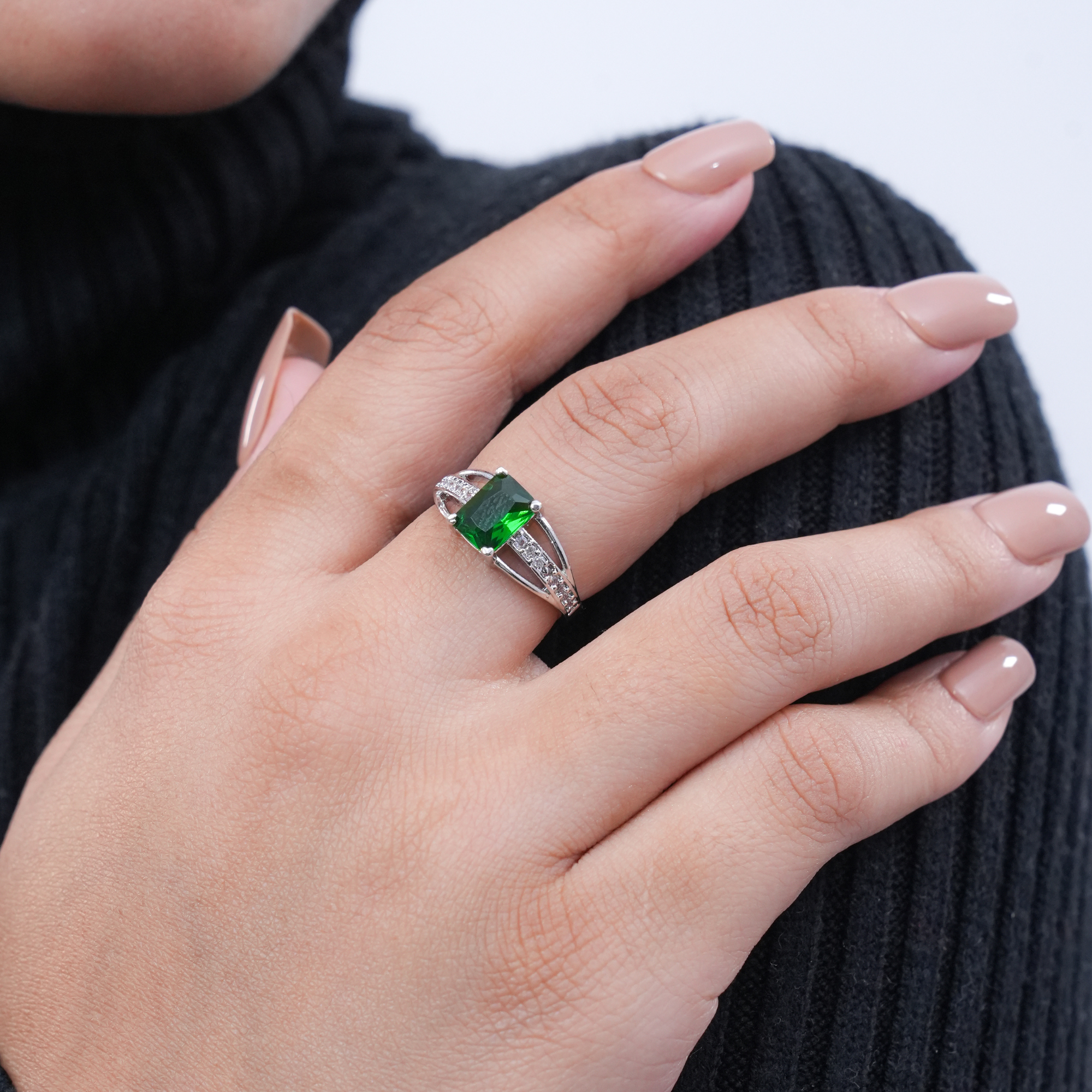 Elegant Emerald Green Princess-Cut Ring – Silver-Tone Band with Sparkling Accents
