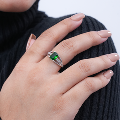 Elegant Emerald Green Princess-Cut Ring – Silver-Tone Band with Sparkling Accents